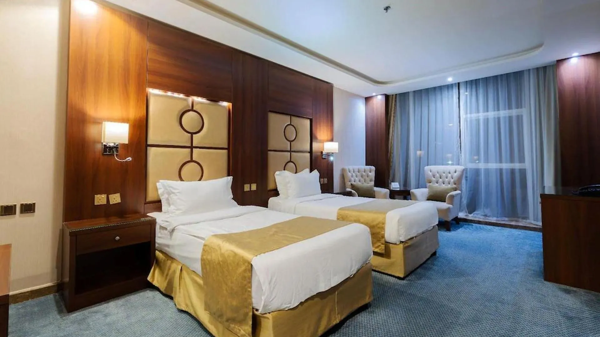 Dancenter Red Sea Fountain Alhamra Vivid Plaza Hotel Jeddah 4*,