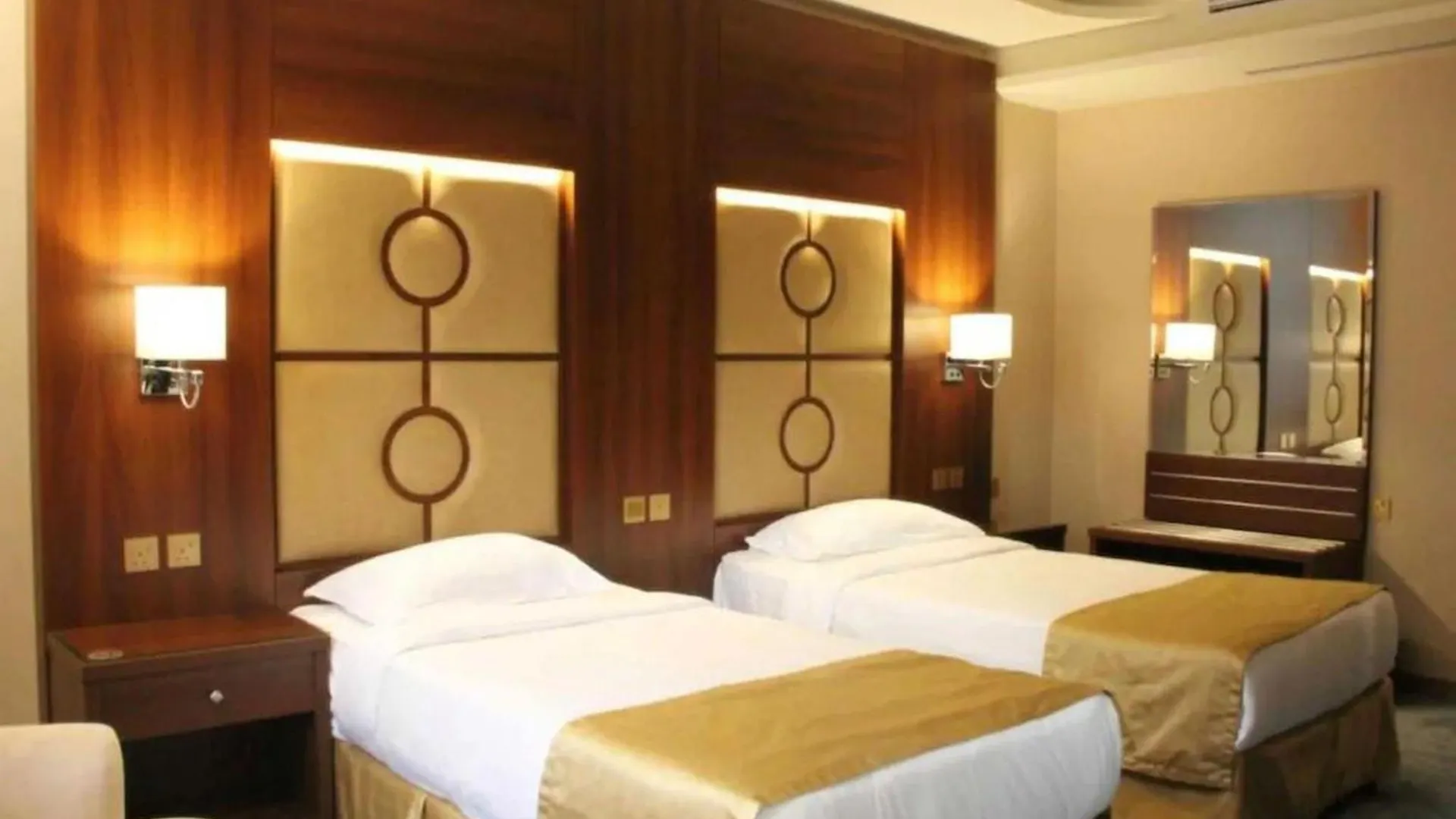 Dancenter Red Sea Fountain Alhamra Vivid Plaza Hotel Jeddah 4*,